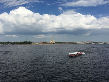 Петропавловская крепость и река Нева